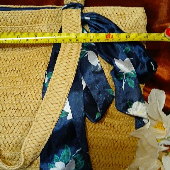 Draper James by Reece Witherspoon| Straw tote bag with Navy Floral Satin Tie| - Picture 8 of 9